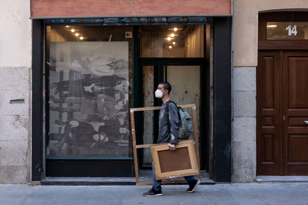 Solitarios - Artista pasando delante de la Factory de Warhol